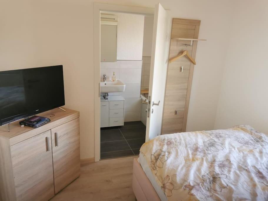 Zimmer M. Eigenem Bad Und Badewanne Direkt Am Wald Amöneburg エクステリア 写真